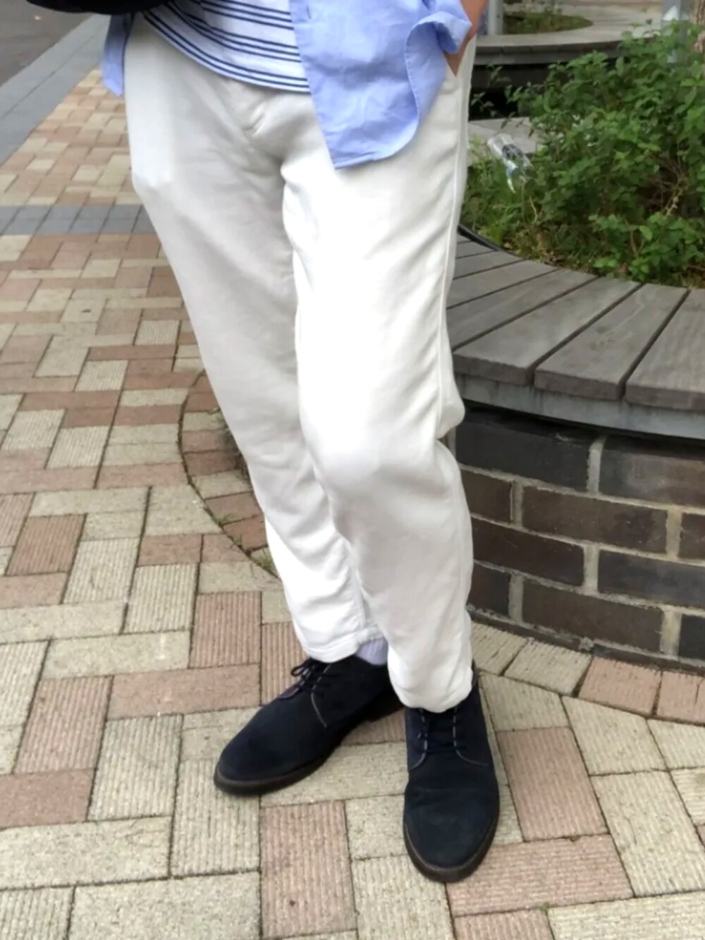 ブルー系のシャツ/ブラウス、ブルー系のTシャツ/カットソー、ホワイト系のその他パンツを着用したメンズの夏コーディネートの3枚目の写真