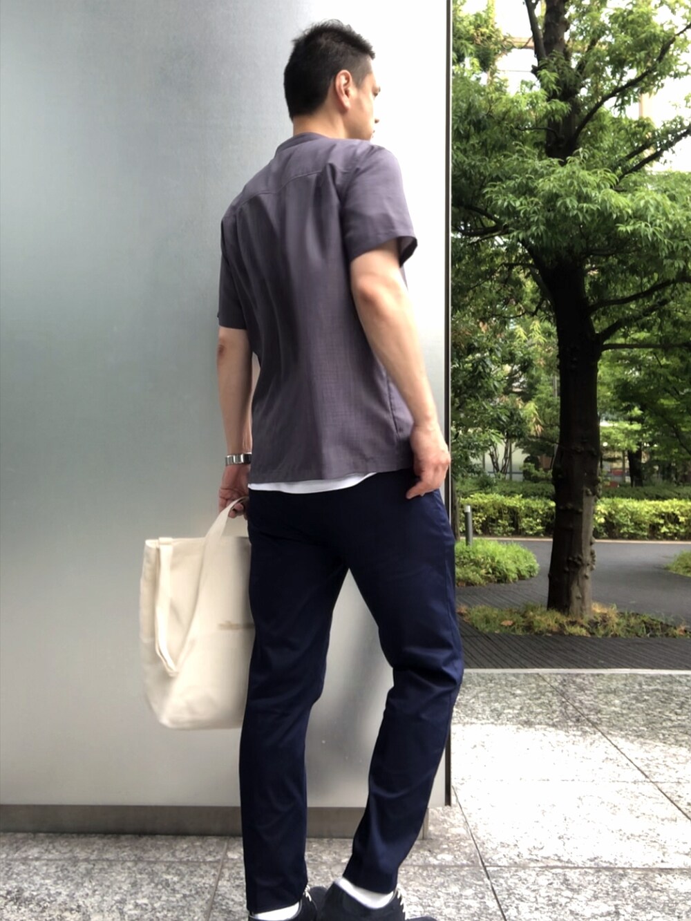 グレー系のシャツ/ブラウス、ブルー系のチノパンツ、ブラウン系のドレスシューズを着用したメンズの夏コーディネートの2枚目の写真