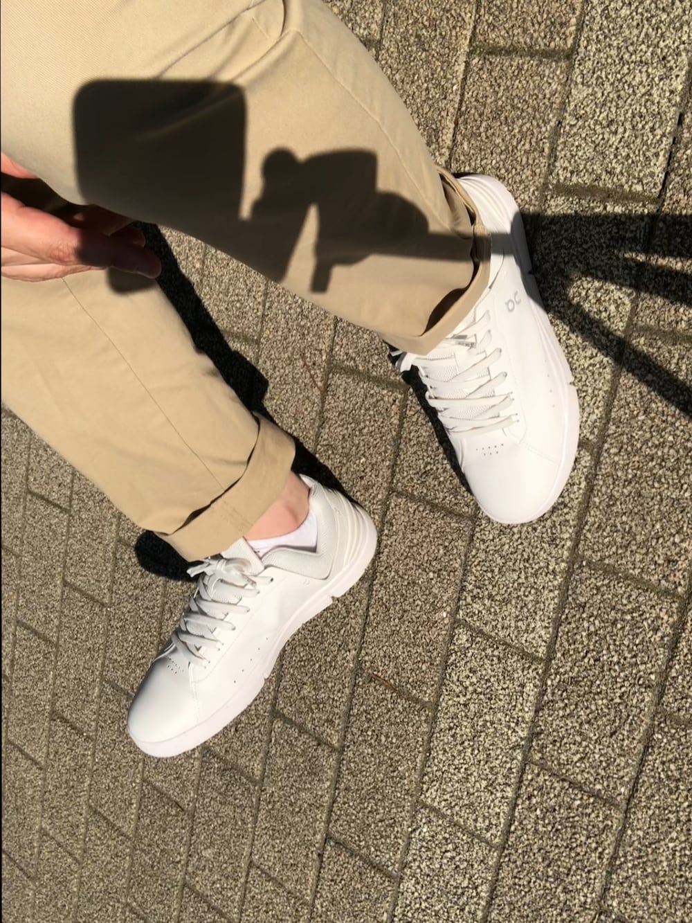 ベージュ系のチノパンツ、ホワイト系のスニーカー、ホワイト系のシャツ/ブラウスを着用したメンズの夏コーディネートの4枚目の写真