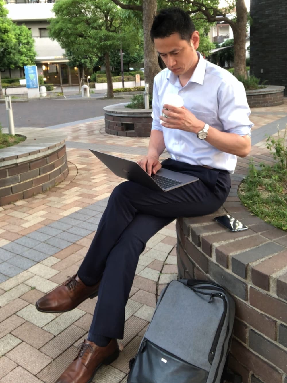 ブラウン系のドレスシューズ、ブルー系のその他パンツ、ブルー系のビジネスシャツを着用したメンズの夏コーディネートの4枚目の写真