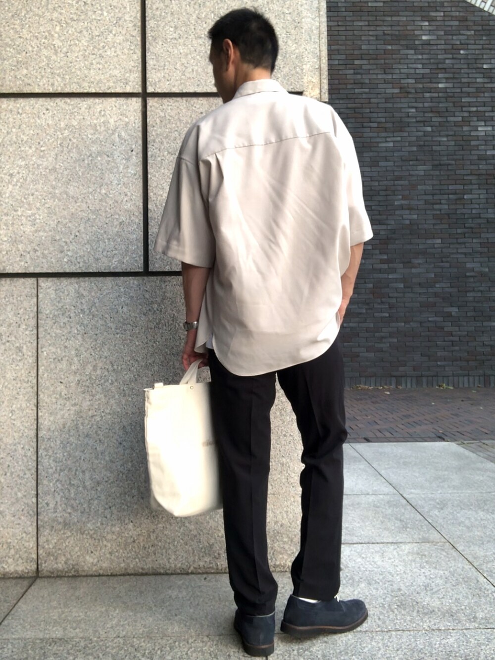 ベージュ系のシャツ/ブラウス、ホワイト系のTシャツ/カットソー、ブラック系のその他パンツを着用したメンズの夏コーディネートの5枚目の写真