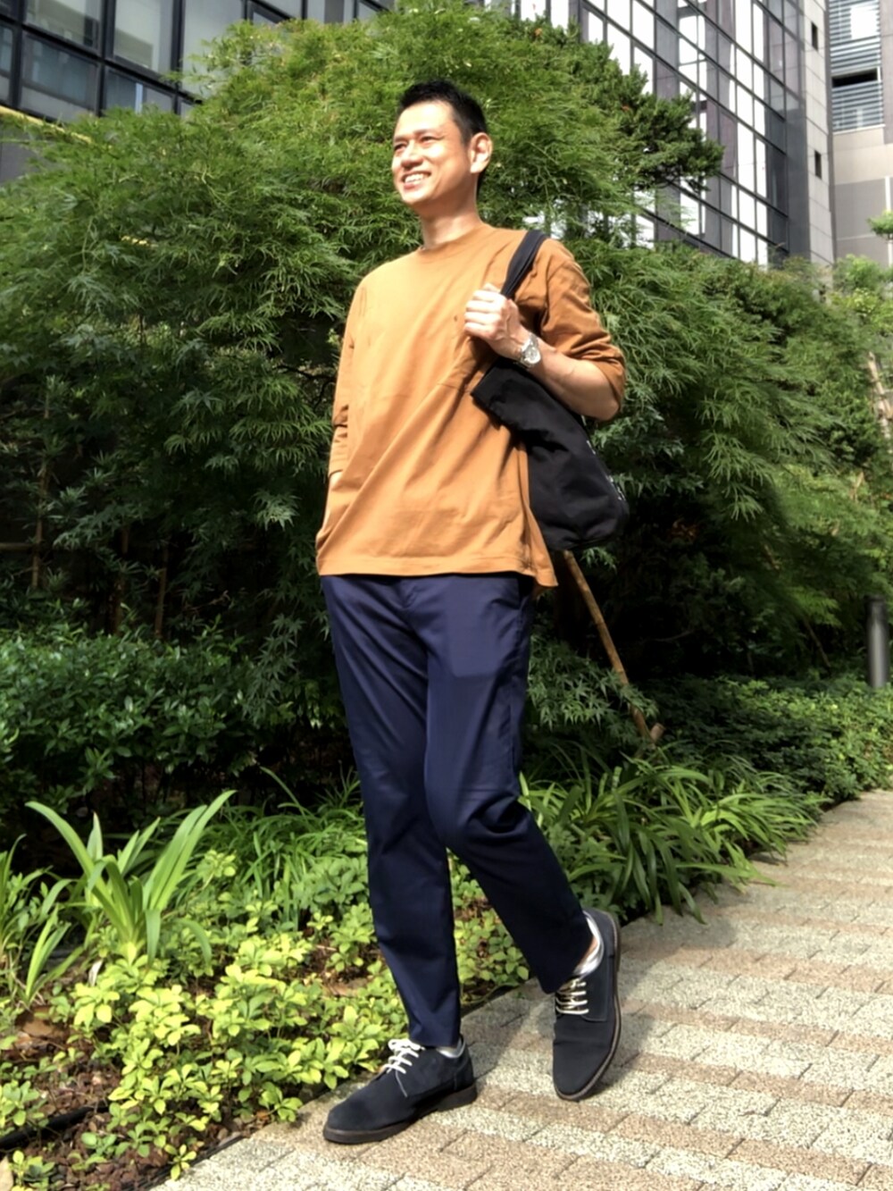 ブラウン系のTシャツ/カットソーを着用したメンズの夏コーディネートの4枚目の写真