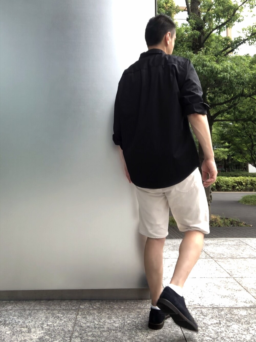 その他のその他トップス、ホワイト系のその他パンツ、ブラック系のTシャツ/カットソーを着用したメンズの夏コーディネートの2枚目の写真