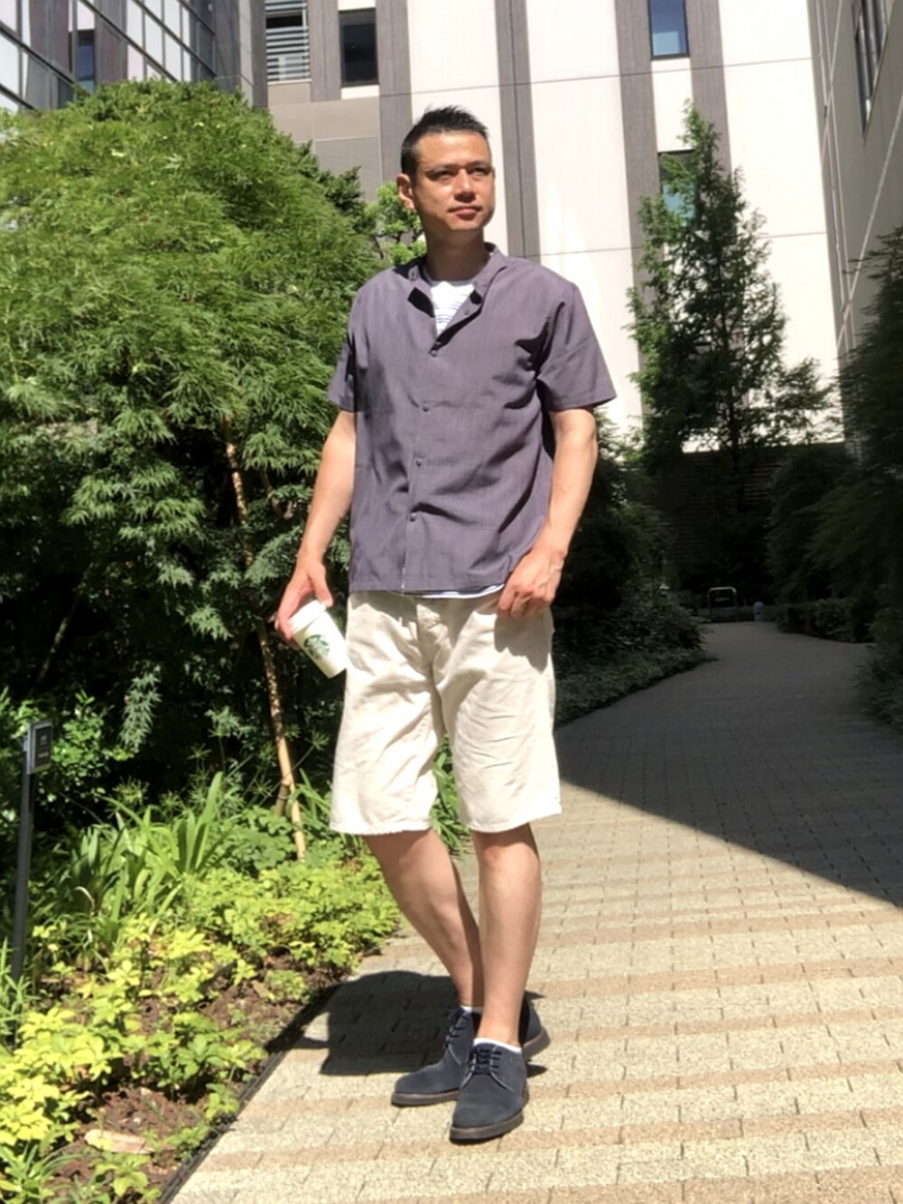 ブルー系のドレスシューズ、ホワイト系のその他パンツ、グレー系のシャツ/ブラウスを着用したメンズの夏コーディネートの4枚目の写真