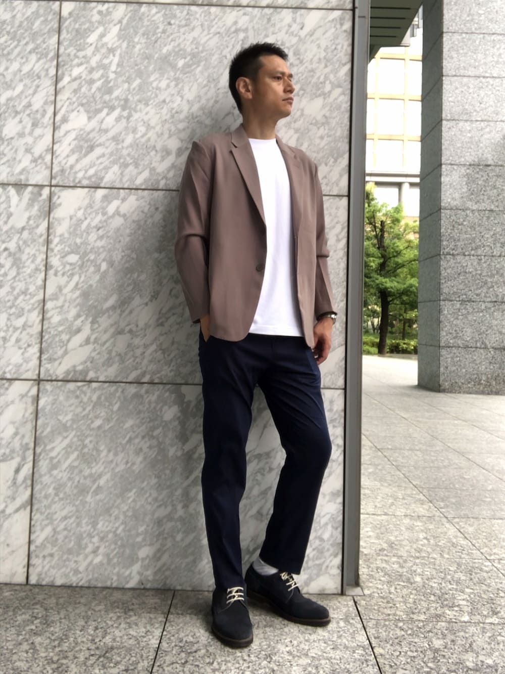 その他のテーラードジャケット、ブルー系のチノパンツ、ブラウン系のドレスシューズを着用したメンズの夏コーディネートの2枚目の写真