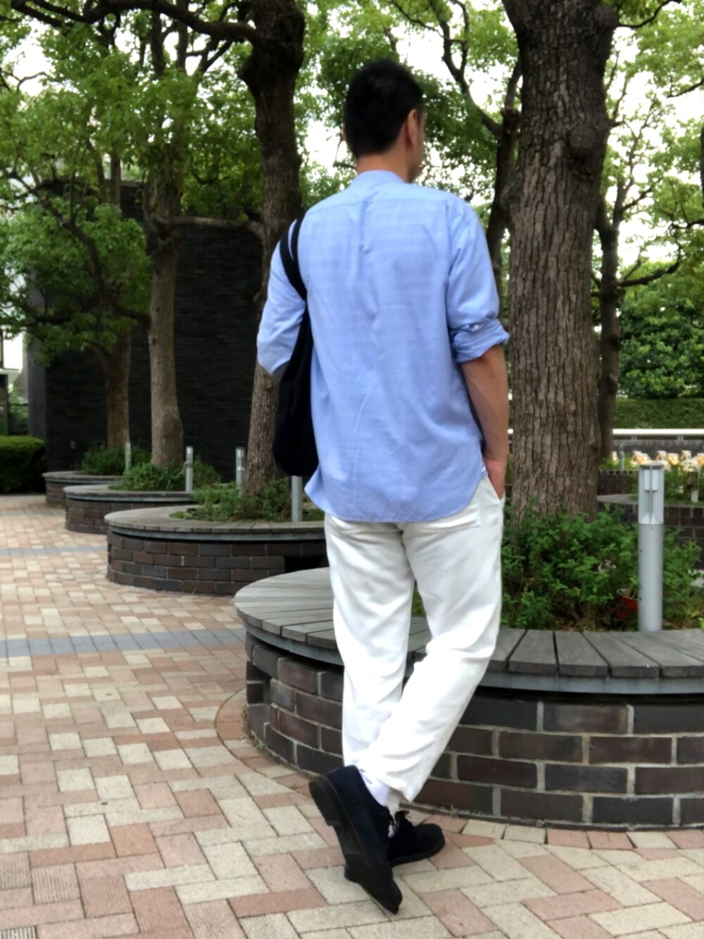 ブルー系のシャツ/ブラウス、ブルー系のTシャツ/カットソー、ホワイト系のその他パンツを着用したメンズの夏コーディネートの4枚目の写真