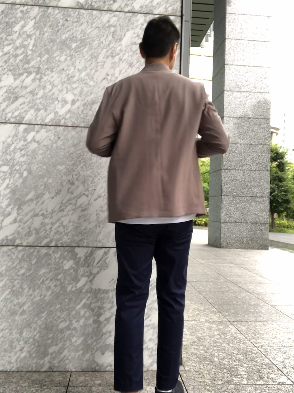 その他のテーラードジャケット、ブルー系のチノパンツ、ブラウン系のドレスシューズを着用したメンズの夏コーディネートの3枚目の写真