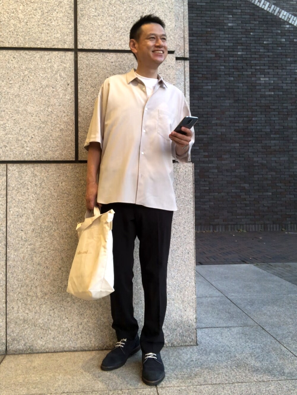 ベージュ系のシャツ/ブラウス、ホワイト系のTシャツ/カットソー、ブラック系のその他パンツを着用したメンズの夏コーディネートの4枚目の写真