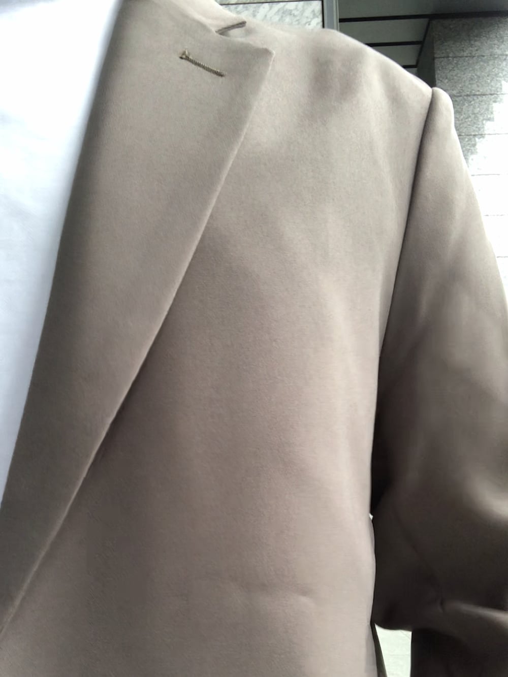 ブラック系のシャツ/ブラウス、ベージュ系のチノパンツ、ベージュ系のスニーカーを着用したメンズの夏コーディネートの2枚目の写真