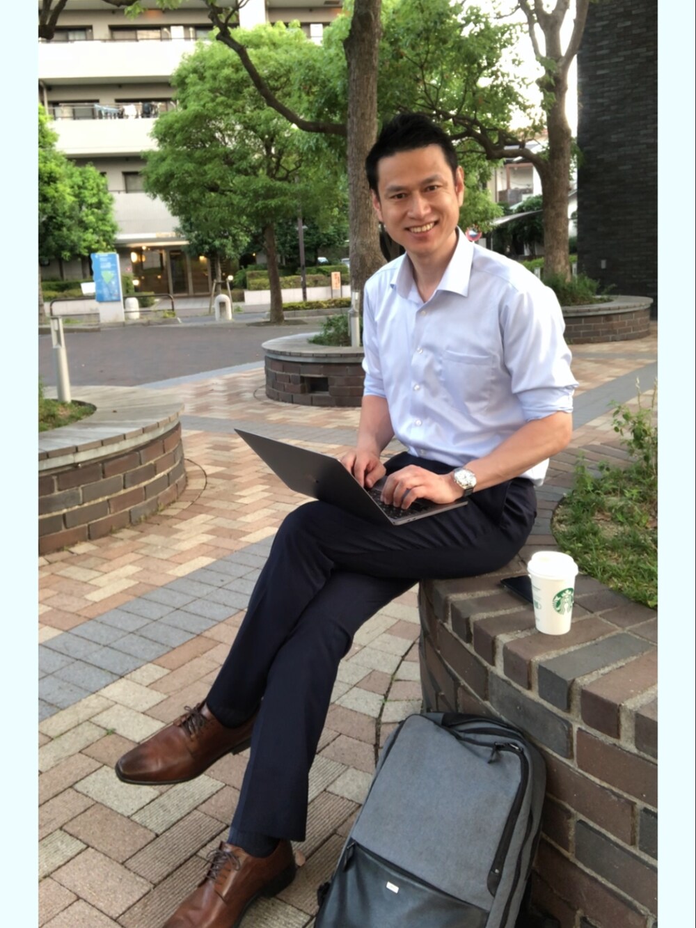 ブラウン系のドレスシューズ、グレー系のショルダーバッグを着用したメンズの夏コーディネートの5枚目の写真