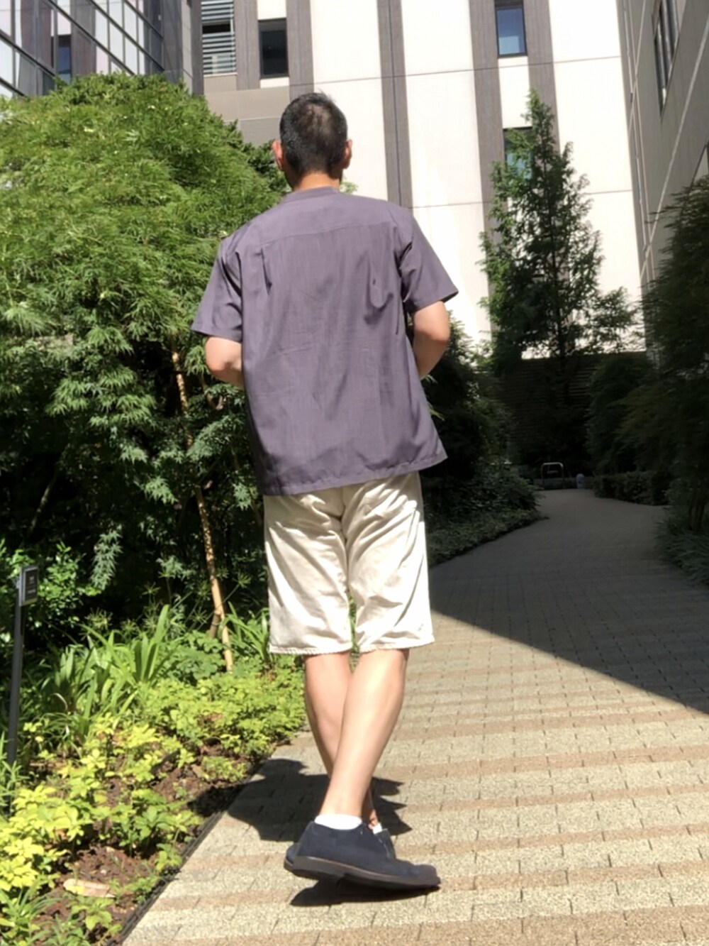 ブルー系のドレスシューズ、ホワイト系のその他パンツ、グレー系のシャツ/ブラウスを着用したメンズの夏コーディネートの2枚目の写真