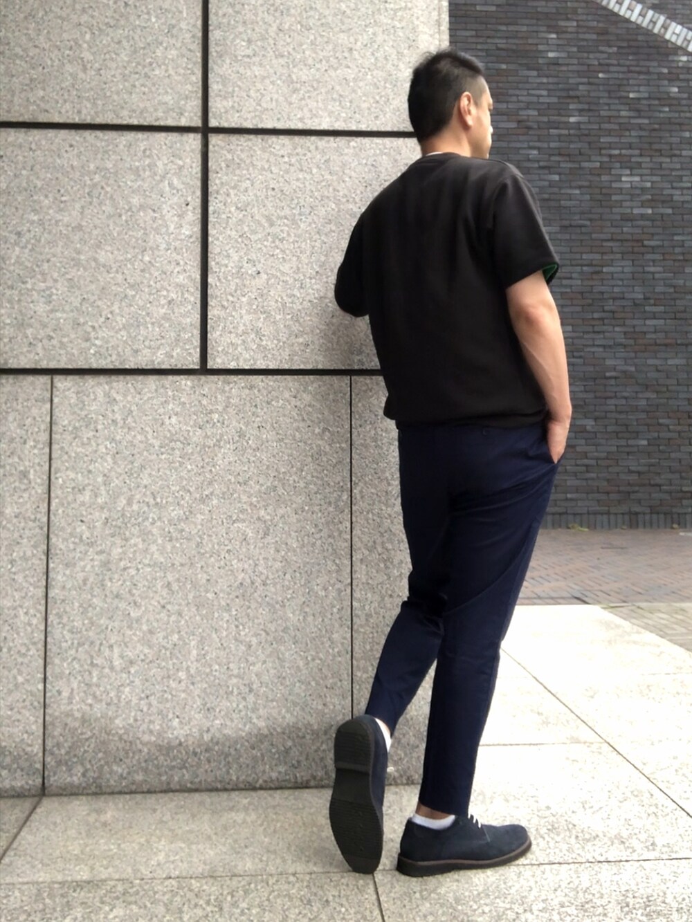 ブラック系のTシャツ/カットソー、ブラウン系のチノパンツ、ブルー系のドレスシューズを着用したメンズの夏コーディネートの2枚目の写真