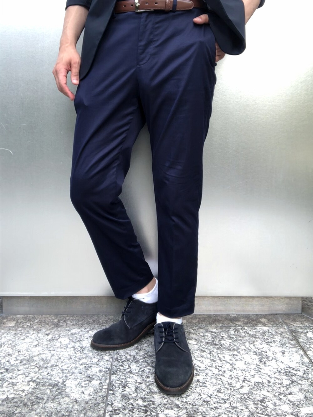 ブラウン系のドレスシューズ、ブルー系のチノパンツ、ホワイト系のTシャツ/カットソーを着用したメンズの夏コーディネートの4枚目の写真