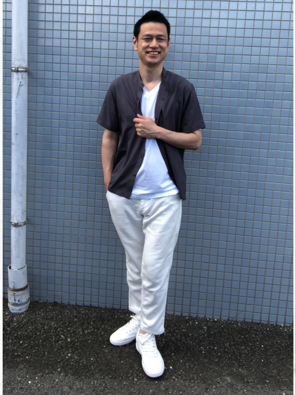 ホワイト系のその他パンツ、その他のシャツ/ブラウス、ホワイト系のTシャツ/カットソーを着用したメンズの夏コーディネートの2枚目の写真