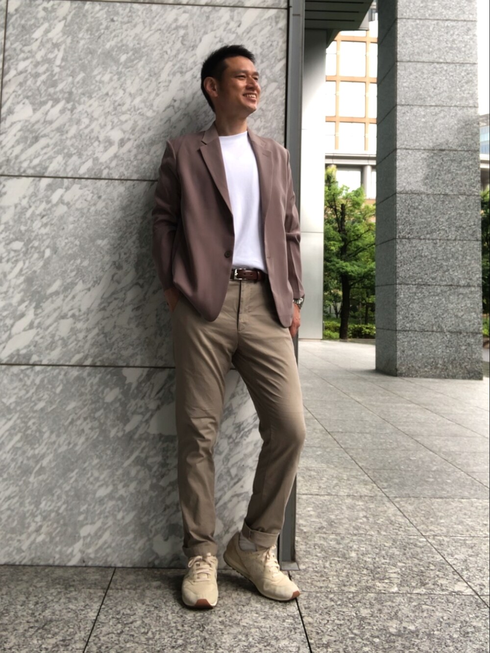 ブラック系のシャツ/ブラウス、ベージュ系のチノパンツ、ベージュ系のスニーカーを着用したメンズの夏コーディネートの4枚目の写真