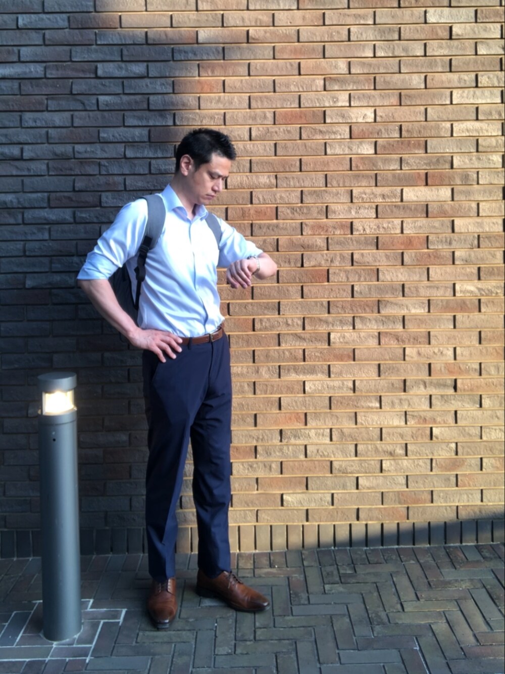 ブラウン系のドレスシューズ、グレー系のショルダーバッグを着用したメンズの夏コーディネートの4枚目の写真