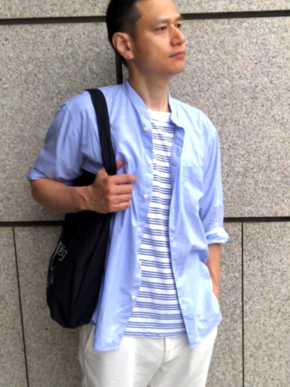 ブルー系のシャツ/ブラウス、ブルー系のTシャツ/カットソー、ホワイト系のその他パンツを着用したメンズの夏コーディネートの2枚目の写真