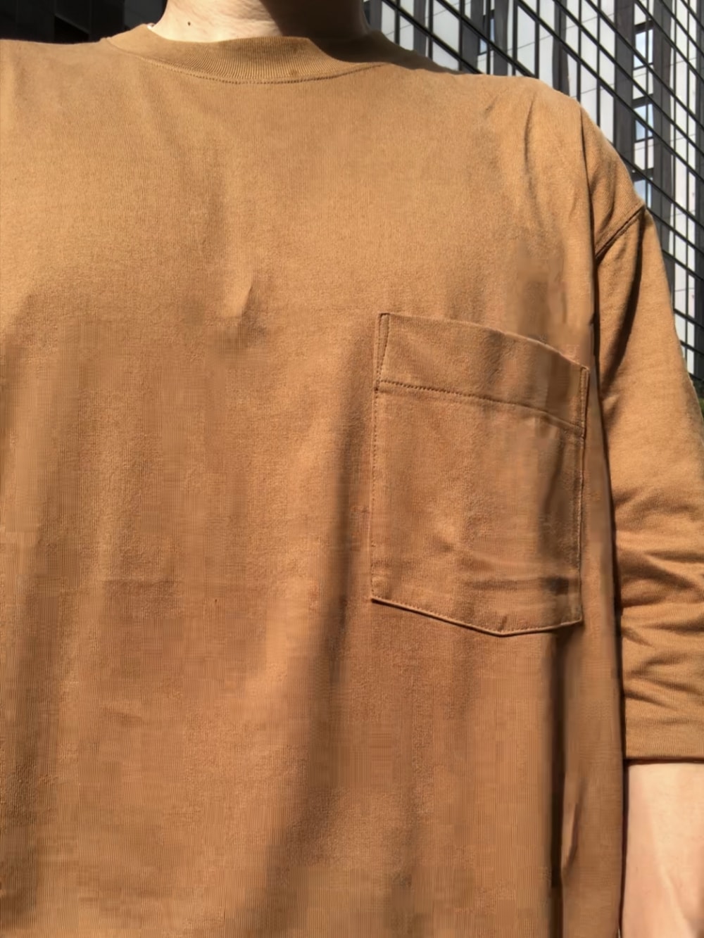 ブラウン系のTシャツ/カットソーを着用したメンズの夏コーディネートの2枚目の写真