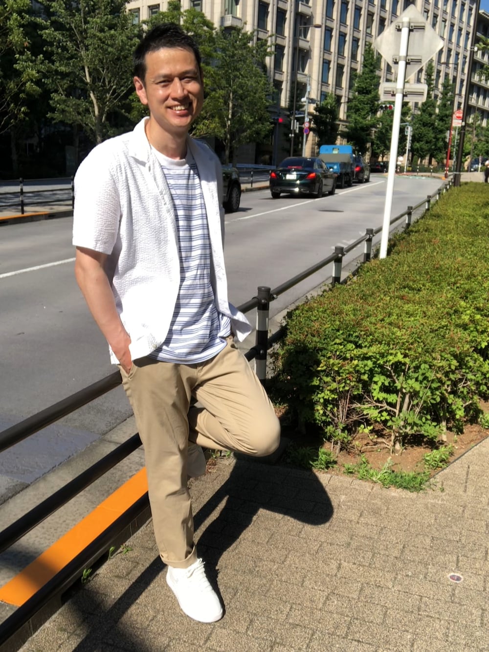 ベージュ系のチノパンツ、ホワイト系のスニーカー、ホワイト系のシャツ/ブラウスを着用したメンズの夏コーディネートの3枚目の写真