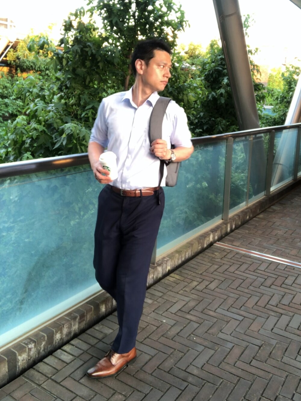 ブラウン系のドレスシューズ、ブルー系のその他パンツ、ブルー系のビジネスシャツを着用したメンズの夏コーディネートの2枚目の写真