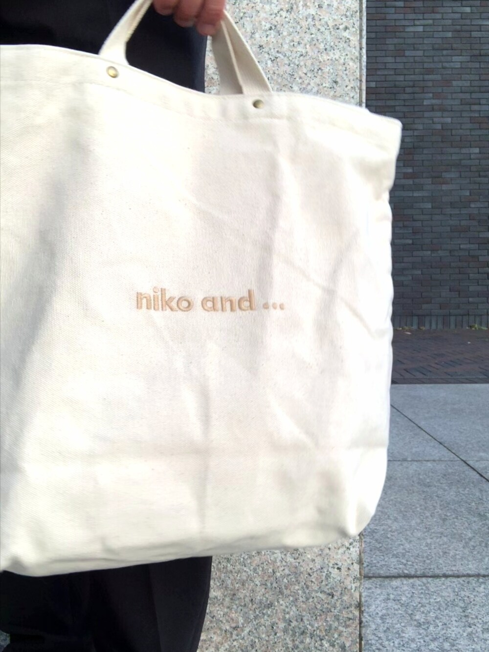 ベージュ系のシャツ/ブラウス、ホワイト系のTシャツ/カットソー、ブラック系のその他パンツを着用したメンズの夏コーディネートの3枚目の写真