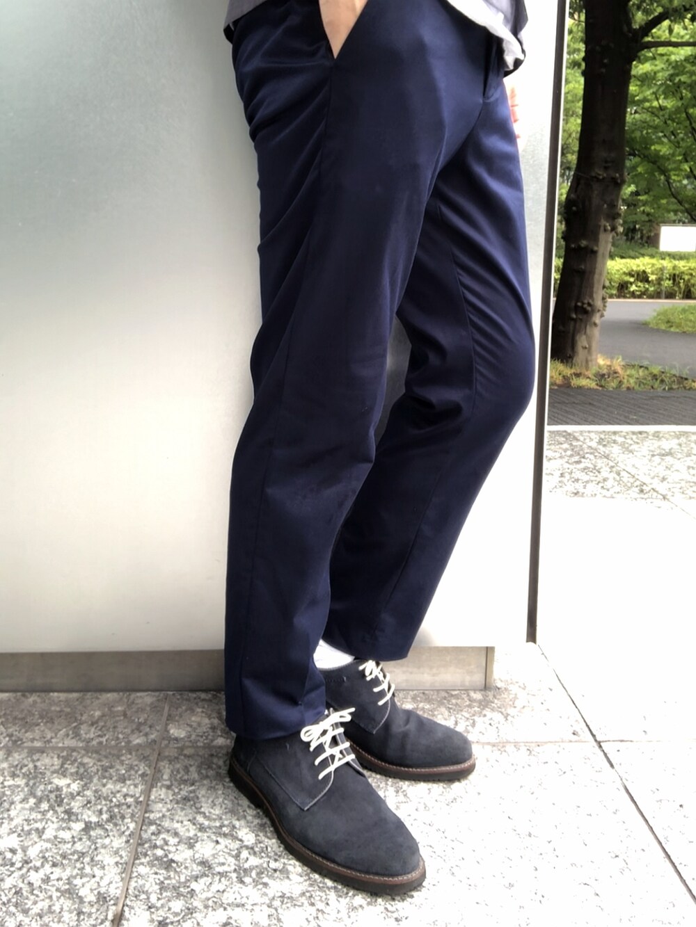 グレー系のシャツ/ブラウス、ブルー系のチノパンツ、ブラウン系のドレスシューズを着用したメンズの夏コーディネートの4枚目の写真