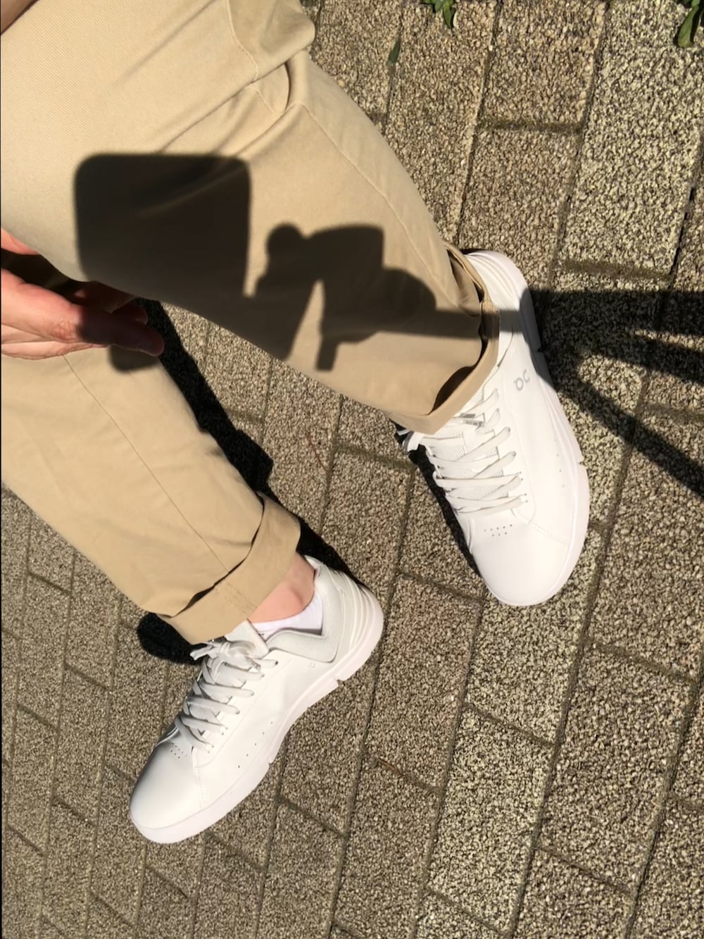 ホワイト系のスニーカー、ベージュ系のチノパンツ、ブルー系のTシャツ/カットソーを着用したメンズの夏コーディネートの3枚目の写真