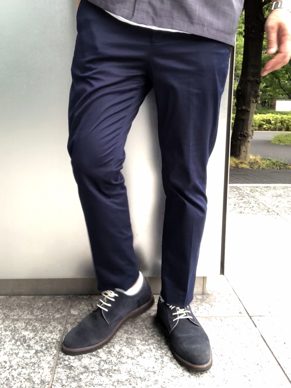 グレー系のシャツ/ブラウス、ブルー系のチノパンツ、ブラウン系のドレスシューズを着用したメンズの夏コーディネートの3枚目の写真