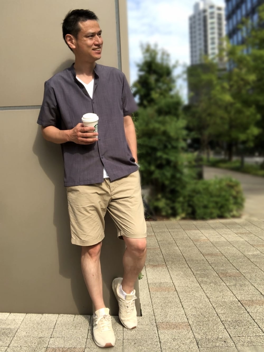 ベージュ系のチノパンツ、グレー系のシャツ/ブラウス、ベージュ系のスニーカーを着用したメンズの夏コーディネートの2枚目の写真