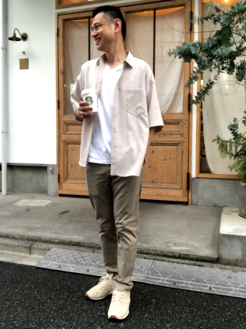 ベージュ系のシャツ/ブラウス、ベージュ系のチノパンツ、ベージュ系のスニーカーを着用したメンズの夏コーディネートの2枚目の写真