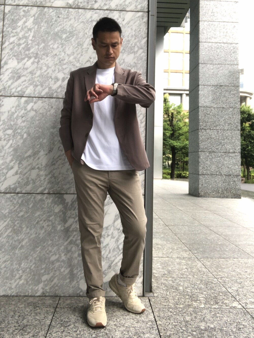 ブラック系のシャツ/ブラウス、ベージュ系のチノパンツ、ベージュ系のスニーカーを着用したメンズの夏コーディネートの5枚目の写真