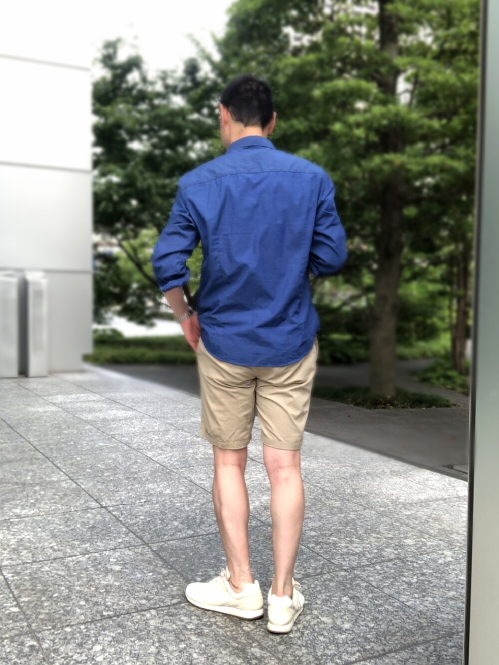 ベージュ系のスニーカー、ベージュ系のチノパンツ、ブルー系のシャツ/ブラウスを着用したメンズの夏コーディネートの2枚目の写真