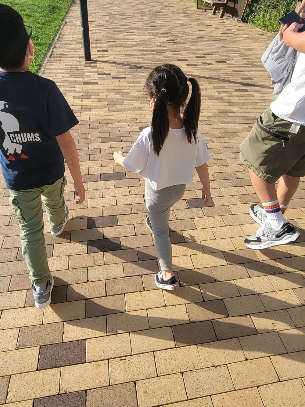「Hong Kong」｜「NIKEのアイテム（スニーカー、グレー系）」を使った、miffcherryさん（キッズ・120cm）の秋コーディネートの2枚目の写真