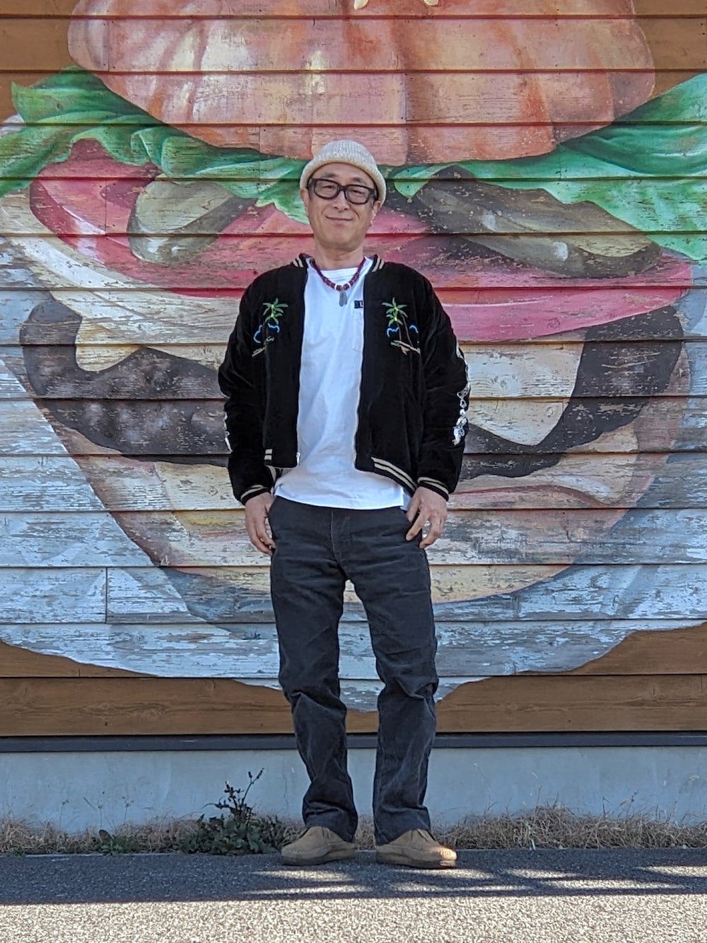 ホワイト系のTシャツ/カットソー、ブラック系のスカジャン、ブラック系のパンツを着用したメンズの冬コーディネートの2枚目の写真