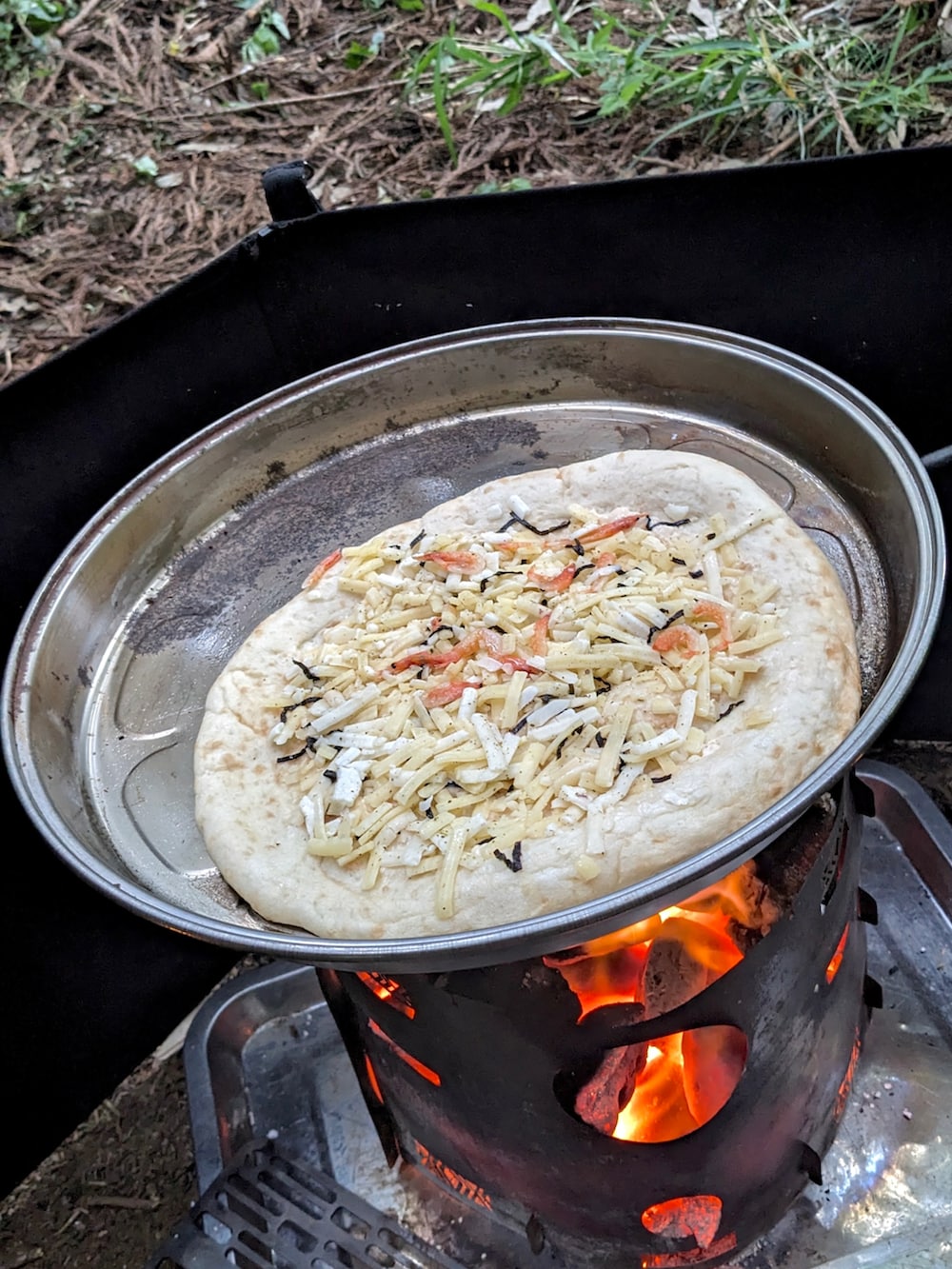 オレンジ系のシャツ/ブラウス、ベージュ系のチノパンツ、ベージュ系のブーツを着用したメンズの夏コーディネートの2枚目の写真