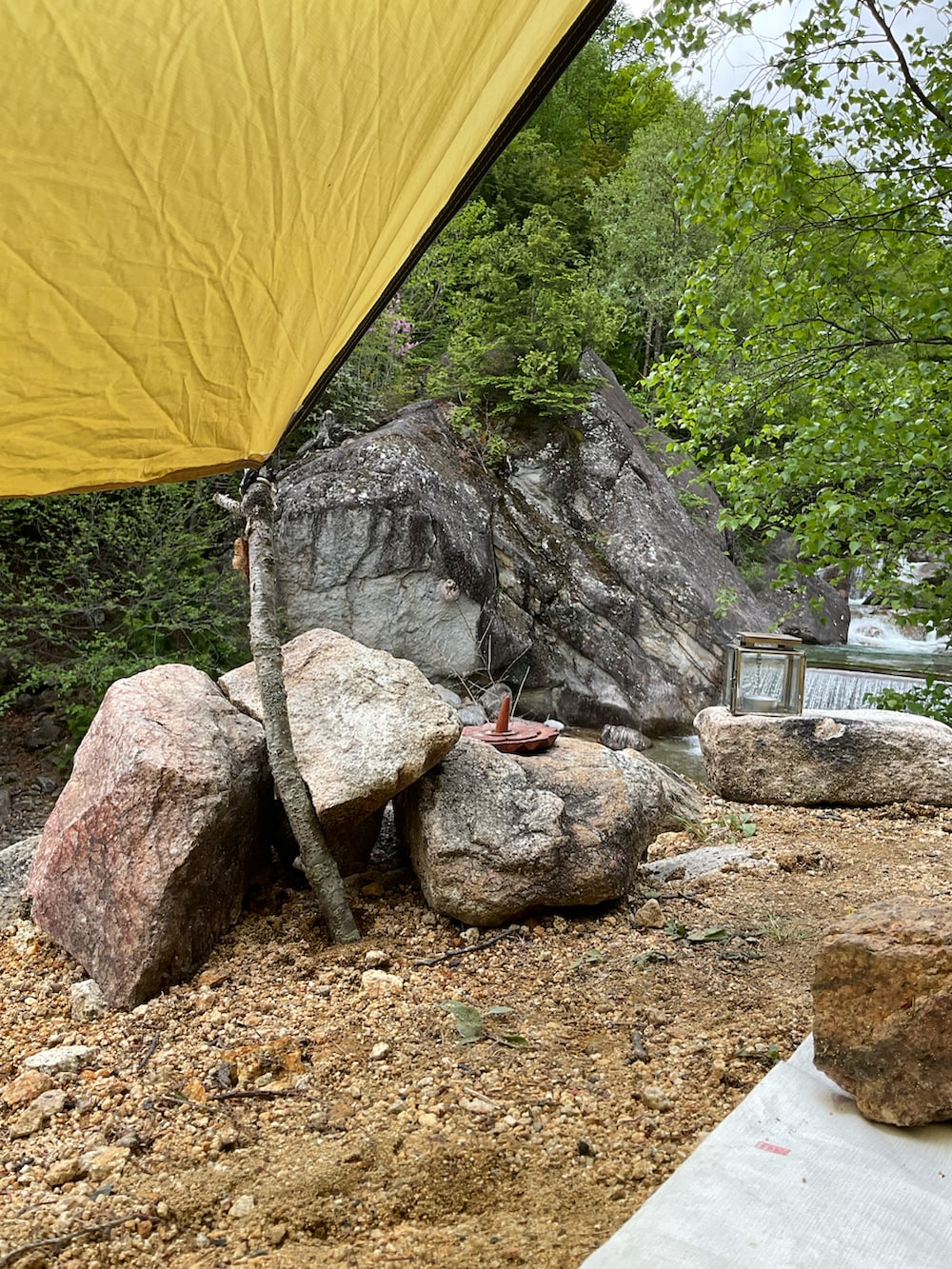 グリーン系のシャツ/ブラウス、ベージュ系のブーツ、グリーン系のマウンテンパーカーを着用したメンズの夏コーディネートの3枚目の写真