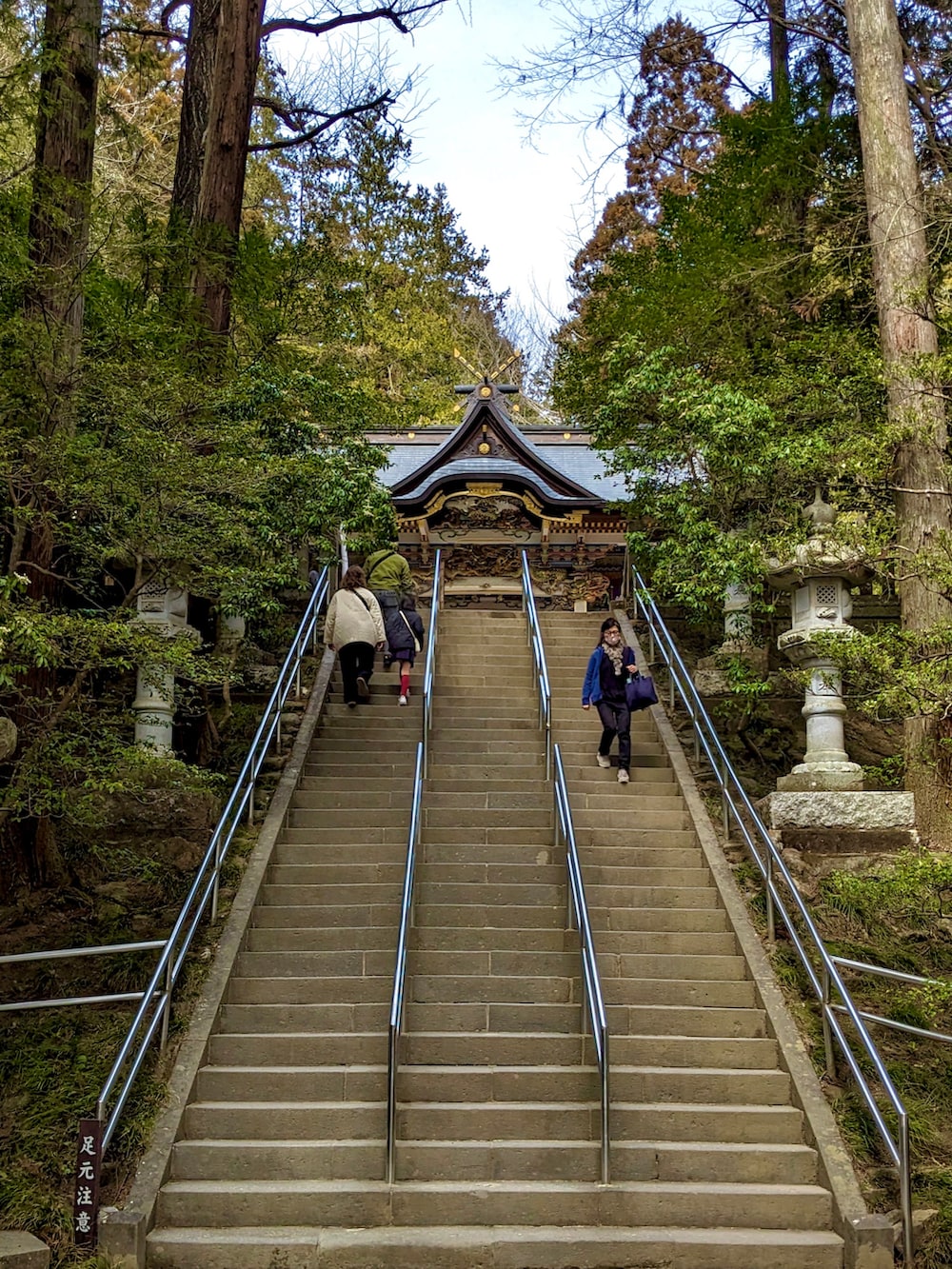 ブラウン系のTシャツ/カットソー、グレー系のTシャツ/カットソー、ブラック系のパンツを着用したメンズの春コーディネートの2枚目の写真