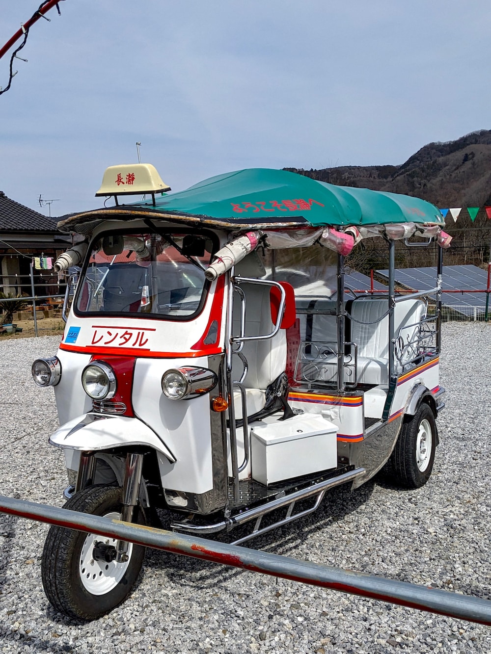 ブラウン系のTシャツ/カットソー、グレー系のTシャツ/カットソー、ブラック系のパンツを着用したメンズの春コーディネートの5枚目の写真