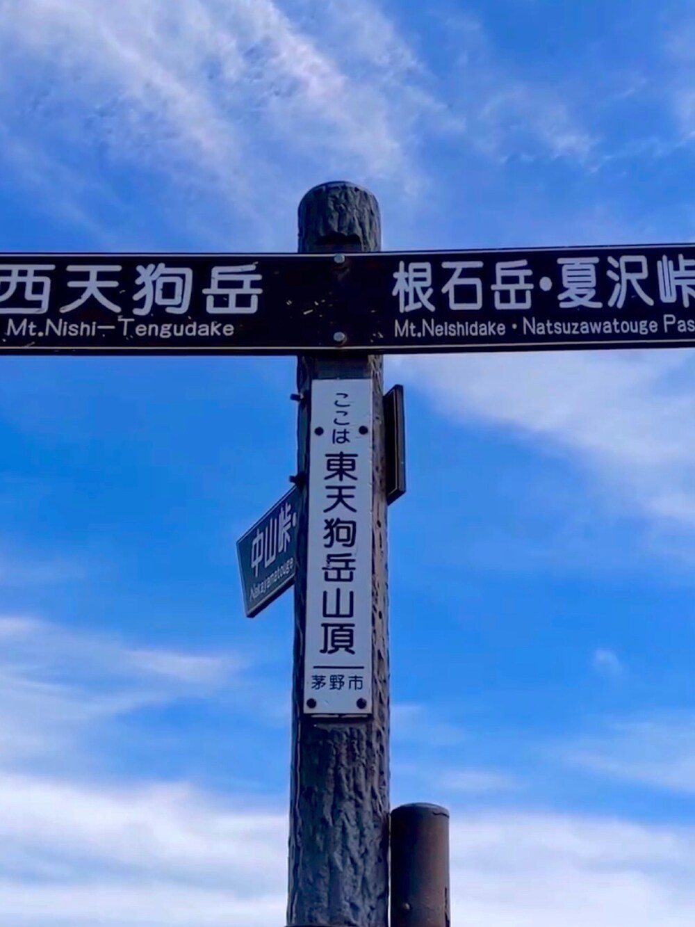 レッド系のマウンテンパーカー、グレー系のその他パンツ、ブラウン系のブーツを着用したメンズの春コーディネートの5枚目の写真