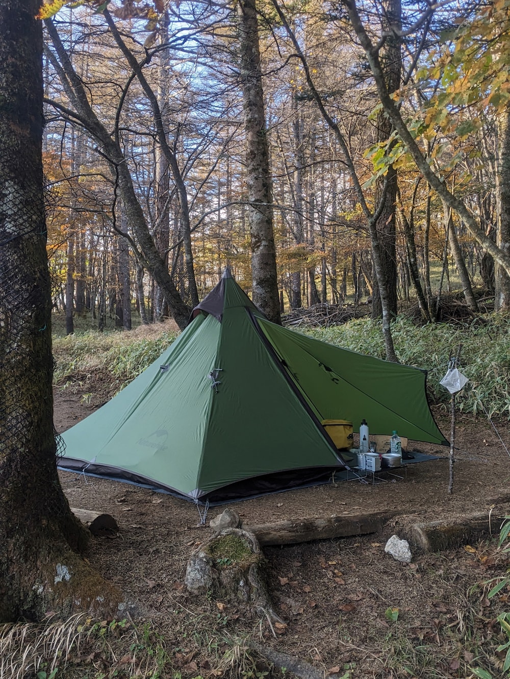 グレー系のその他パンツ、グリーン系のシャツ/ブラウス、ホワイト系のバックパック/リュックを着用したメンズの秋コーディネートの5枚目の写真