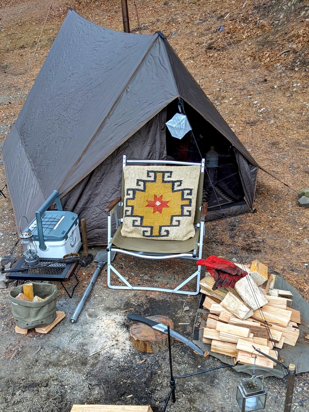 グレー系のその他パンツ、ブラック系のスニーカー、ホワイト系のバックパック/リュックを着用したメンズの冬コーディネートの2枚目の写真