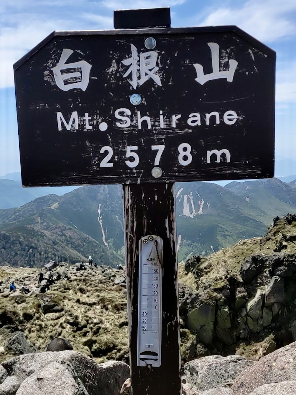 レッド系のシャツ/ブラウス、ブラウン系のブーツ、ホワイト系のバックパック/リュックを着用したメンズの夏コーディネートの3枚目の写真