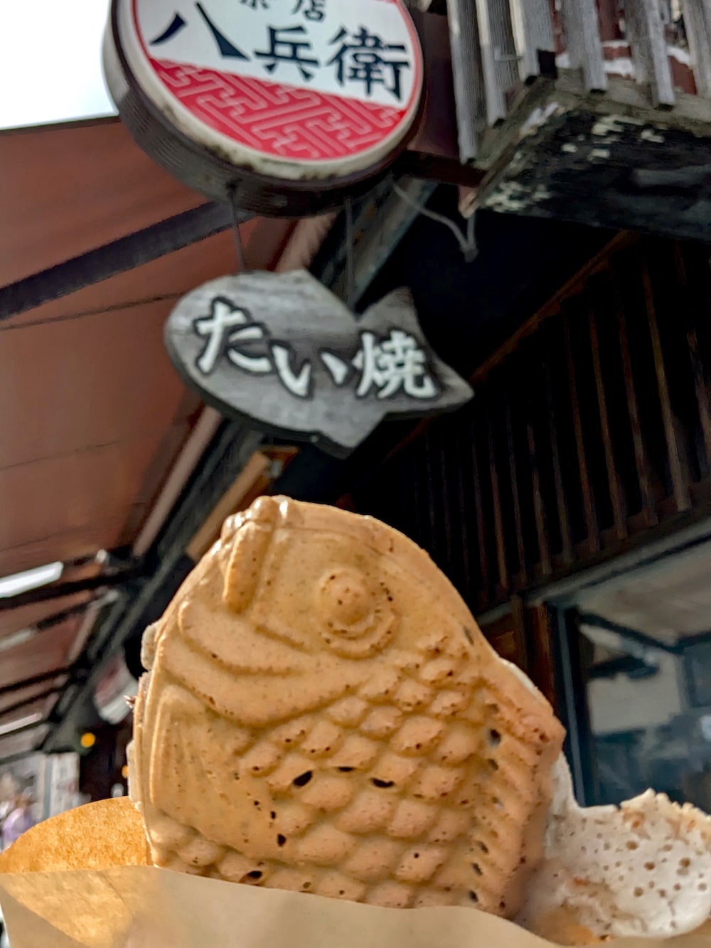 ブラウン系のTシャツ/カットソー、グレー系のTシャツ/カットソー、ブラック系のパンツを着用したメンズの春コーディネートの4枚目の写真