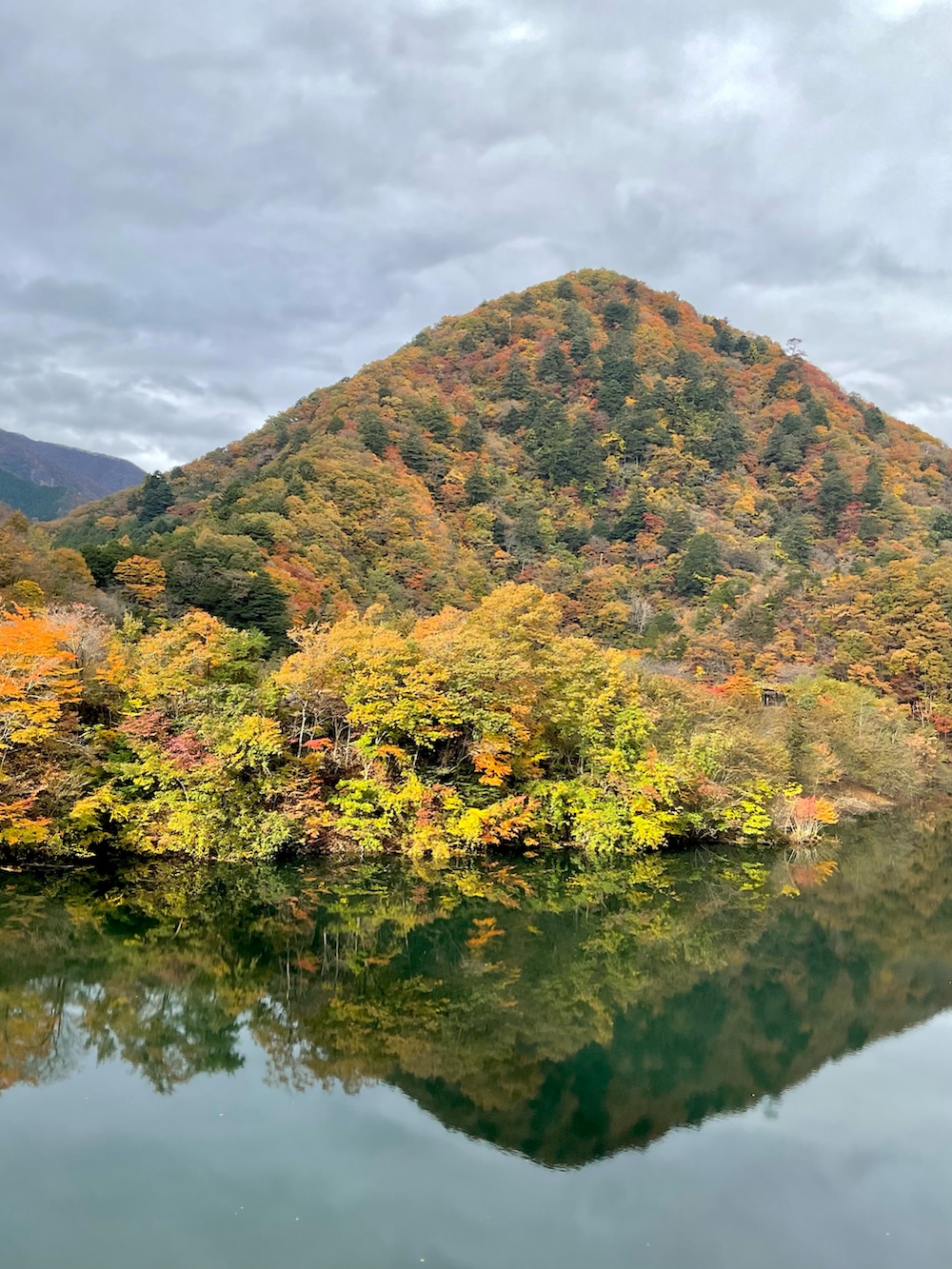 レッド系のシャツ/ブラウス、ベージュ系のチノパンツ、ベージュ系のブーツを着用したメンズの秋コーディネートの2枚目の写真