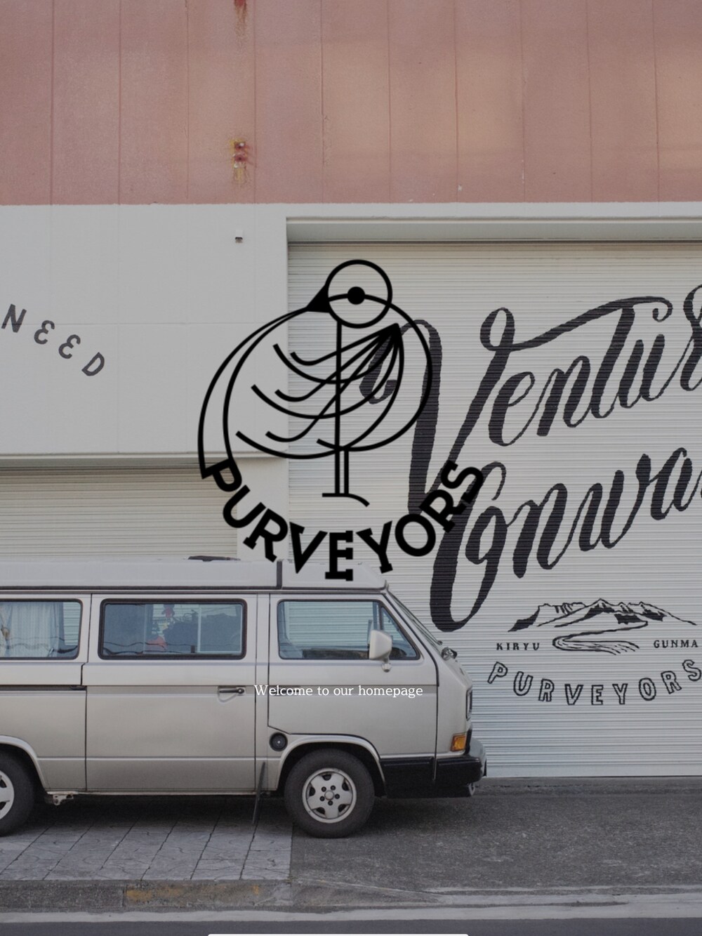 ブルー系のシャツ/ブラウス、ブルー系のデニムパンツ、ホワイト系のTシャツ/カットソーを着用したメンズの春コーディネートの2枚目の写真