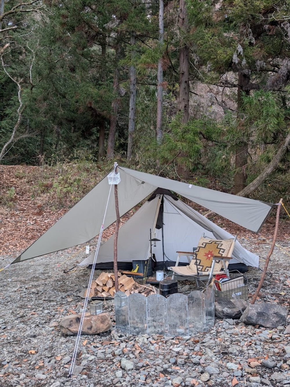 ベージュ系のチノパンツ、グレー系のスウェット、ベージュ系のブーツを着用したメンズの冬コーディネートの2枚目の写真