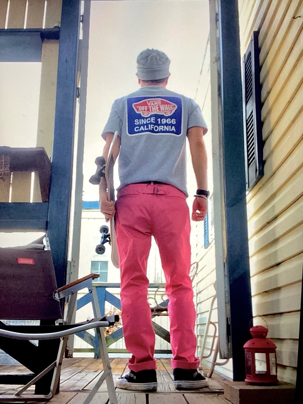 グレー系のTシャツ/カットソー、ピンク系のチノパンツ、ブラック系のスニーカーを着用したメンズの春コーディネートの2枚目の写真