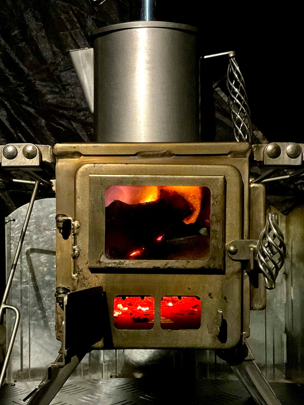 グレー系のその他パンツ、ブラック系のスニーカー、ホワイト系のバックパック/リュックを着用したメンズの冬コーディネートの3枚目の写真