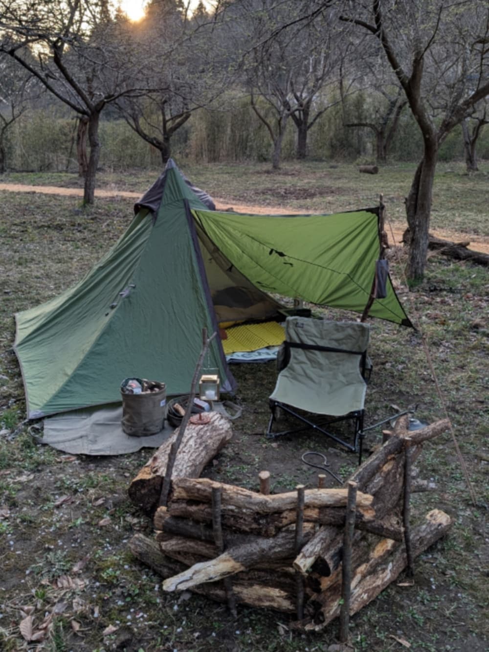 ベージュ系のブーツ、イエロー系のダウンジャケット/コート、ブラック系のその他パンツを着用したメンズの春コーディネートの3枚目の写真