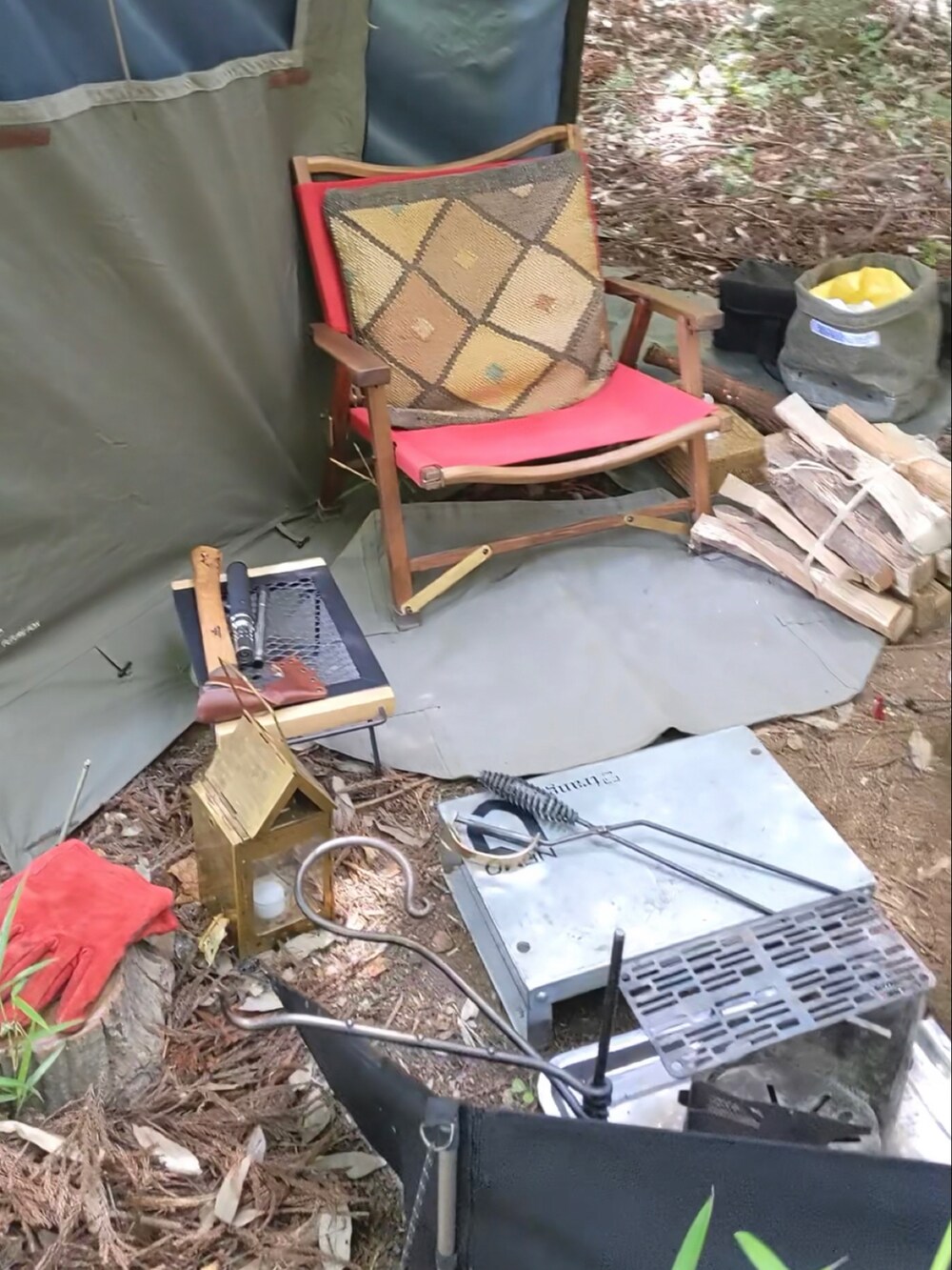 ブルー系のスウェット、ブルー系のデニムパンツ、ホワイト系のスニーカーを着用したメンズの夏コーディネートの3枚目の写真